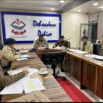 वरिष्ठ पुलिस अधीक्षक देहरादून ने पुलिस कार्यालय देहरादून में ली अधीनस्थों की मीटिंग।