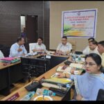 रुद्रपुर में जिला योजना समिति की बैठक करते जनपद प्रभारी एवं कृषि मंत्री गणेश जोशी।
