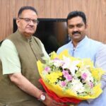 देवभूमि उत्तराखण्ड आगमन पर केंद्रीय ग्रामीण विकास राज्य मंत्री कमलेश पासवान का स्वागत करते ग्राम्य विकास मंत्री गणेश जोशी