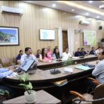 मुख्यमंत्री की प्रेरणा से अग्रणी पक्ति के योद्धाओं को सशक्त बनाते डीएम सविन