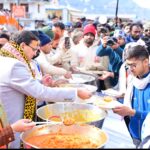केदारनाथ में मुख्य सेवक भंडारा में मुख्यमंत्री ने श्रद्धालुओं को वितरित किया प्रसाद।