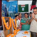 शहीद दिवस पर कैप्टन दल बहादुर थापा और केसरी चंद को श्रद्धांजलि अर्पित करते कैबिनेट मंत्री गणेश जोशी।