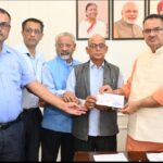 उपनलकर्मी धनवीर सिंह नेगी के परिजनों को ₹1.50 लाख की सहायता राशि का चैक सौंपते सैनिक कल्याण मंत्री गणेश जोशी