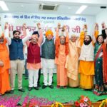 मुख्यमंत्री श्री पुष्कर सिंह धामी गुरूवार को मुख्यमंत्री कैम्प कार्यालय स्थित मुख्य सेवक सदन में अर्पित फाउंडेशन द्वारा आयोजित अभिनंदन समारोह में शामिल हुए।