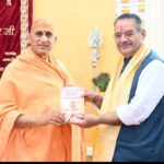 *हरिद्वार में आचार्य महामंडलेश्वर अवधेशानंद गिरी जी महाराज से भेंट कर उनका आशीर्वाद लेते कैबिनेट मंत्री गणेश जोशी।