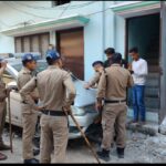 जनपद के नगर तथा देहात क्षेत्र में लगातार चल रहा दून पुलिस का सत्यापन अभियान