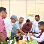 मसूरी विधानसभा क्षेत्र के सालावाला में प्रस्तावित पुल निर्माण के संबंध में बैठक करते कैबिनेट मंत्री गणेश जोशी