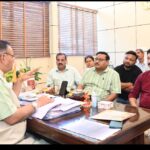 सिंचाई विभाग के अधिकारियों के साथ मसूरी विधानसभा क्षेत्र में चल रहे विकास कार्यों की प्रगति समीक्षा करते कैबिनेट मंत्री गणेश जोशी