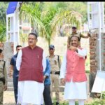 लेखक गांव में आधुनिक सुविधाओं का निरीक्षण करते कैबिनेट मंत्री गणेश जोशी