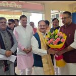भाजपा के राष्ट्रीय अध्यक्ष जेपी नड्डा का देवभूमि उत्तराखण्ड आगमन पर स्वागत करते कैबिनेट मंत्री गणेश जोशी।