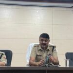 पुलिस लाइन में प्रशिक्षण प्राप्त कर रहे प्रशिक्षु आरक्षियों से एसएसपी देहरादून ने किया संवाद