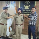 वरिष्ठ पुलिस अधीक्षक एसटीएफ ने उप निरीक्षक यादविंदर बाजवा और आशीष गुसाईं को पहनाया तीसरा स्टार