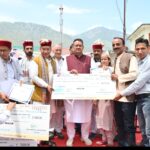 उत्तरकाशी जनपद के मोरी विकासखंड स्थित गैंचवांण गांव में ‘विकसित कृषि संकल्प अभियान’ का शुभारंभ करते कृषि मंत्री गणेश जोशी।