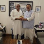 केंद्रीय पर्यटन एवं संस्कृति मंत्री गजेंद्र सिंह शेखावत से शिष्टाचार भेंट करते कृषि मंत्री गणेश जोशी