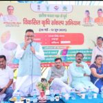 रुद्रपुर में विकसित कृषि संकल्प अभियान कार्यक्रम में किसानों से संवाद करते कृषि मंत्री गणेश जोशी