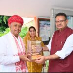 केंद्रीय कृषि राज्यमंत्री भागीरथ चौधरी का उत्तराखंड आगमन पर स्वागत करते गणेश जोशी