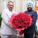 *राज्यपाल लेफ्टिनेंट जनरल (सेवानिवृत्त) गुरमीत सिंह से शिष्टाचार भेंट कर उन्हें जन्मदिवस की बधाई एवं शुभकामनाएं देते सैनिक कल्याण मंत्री गणेश जोशी