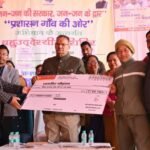 जन–जन की सरकार, जन–जन के द्वार कार्यक्रम में लाभार्थियों से संवाद कर उनकी समस्याएं सुनते एवं मौके पर ही निस्तारण करते कैबिनेट मंत्री गणेश जोशी