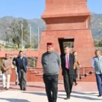 निर्माणाधीन सैन्यधाम के अंतिम चरणों के निर्माण कार्यों का निरीक्षण करते सैनिक कल्याण मंत्री गणेश जोशी