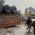 मार्बल्स से भरा ट्रक मोहब्बेवाला के पास मुख्य हाईवे पर अनियत्रित होकर पलट गया