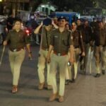 आगामी पर्वो के दौरान शांति एवं कानून व्यवस्था बनाए रखने हेतु एसएसपी दून के निर्देशों पर पुलिस ने किया फ्लैग मार्च