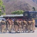 Devprayag: शराब का ठेका हटाने के लिए अड़ी महिलाएं, पुलिस ने अनशन स्थल से हटाए टेंट, बारिश में भी डटी रहीं – Devprayag News Protest Demanding Removal Of Liquor Contract Police Removed Tents From Protest Site