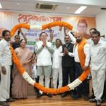 मुख्यमंत्री श्री पुष्कर सिंह धामी ने बुधवार को मुख्यमंत्री कैंप कार्यालय स्थित मुख्य सेवक सदन में उत्तराखंड निकाय कर्मचारी संयुक्त मोर्चा द्वारा आयोजित आभार रैली में प्रतिभाग किया।