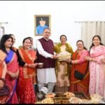 कैबिनेट मंत्री गणेश जोशी को भिटौली त्यौहार की शुभकामनाएं देते कुर्मांचल परिषद के पदाधिकारीगण