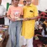 महावीर सेवा समिति द्वारा गरीब बच्चों को जूते व लेखन सामग्री का वितरण