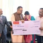 उपनल कर्मचारी के परिजनों को ₹50 लाख की बीमा राशि का चैक प्रदान करते सैनिक कल्याण मंत्री गणेश जोशी