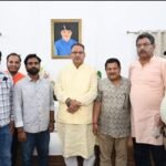 कैबिनेट मंत्री गणेश जोशी को कैनाल रोड में प्रस्तावित वाइन शॉप के संबंध में ज्ञापन सौंपते स्थानीय लोग