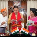 मुख्यमंत्री श्री पुष्कर सिंह धामी ने गुरुवार को मुख्यमंत्री कैंप कार्यालय में सचिवालय एथलेटिक्स एंड फिटनेस क्लब की द्विवार्षिक पत्रिका “एक संकल्प : सभी के बेहतर स्वास्थ्य के लिए” का विमोचन किया।