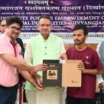 एनआईवीएच में दृष्टि दिव्यांग छात्रों को उच्च शिक्षा एवं प्रतियोगी परीक्षाओं की तैयारियों के लिए लैपटॉप वितरित करते कैबिनेट मंत्री गणेश जोशी