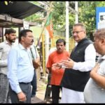 देहरादून के न्यू कैंट रोड पर नाली एवं सड़क निर्माण कार्यों का निरीक्षण करते कैबिनेट मंत्री गणेश जोशी
