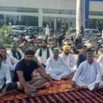 रुड़की: हफ्तेभर में नई कार ने दिया धोखा, ठीक नहीं करने पर फूटा गुस्सा, शोरूम के बाहर धरने पर बैठा वाहन मालिक – New Car Technical Fault Within A Week Farmer Bku Workers Stage Protest Outside Showroom In Roorkee